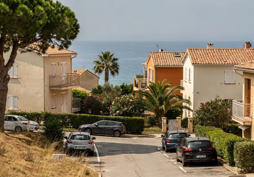 Vivre à Six-Fours-les-Plages en 2026 : immobilier, prix et qualité de vie 1 Quartier résidentiel de Six-Fours-les-Plages en bord de mer